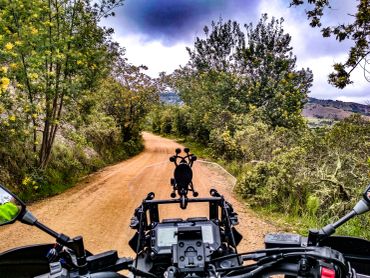 Vista desde una motocicleta en un camino rural.
