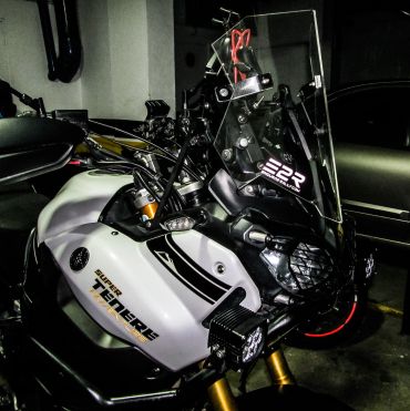 Motocicleta Yamaha Tenere 700 estacionada en interiores.
