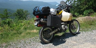 Motocicleta preparada para excursión en terreno montañoso.