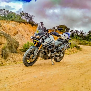 Motocicleta de aventura en camino de tierra.