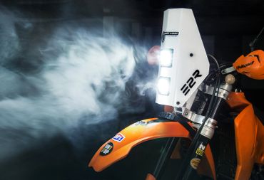 Moto con luces delanteras y humo.