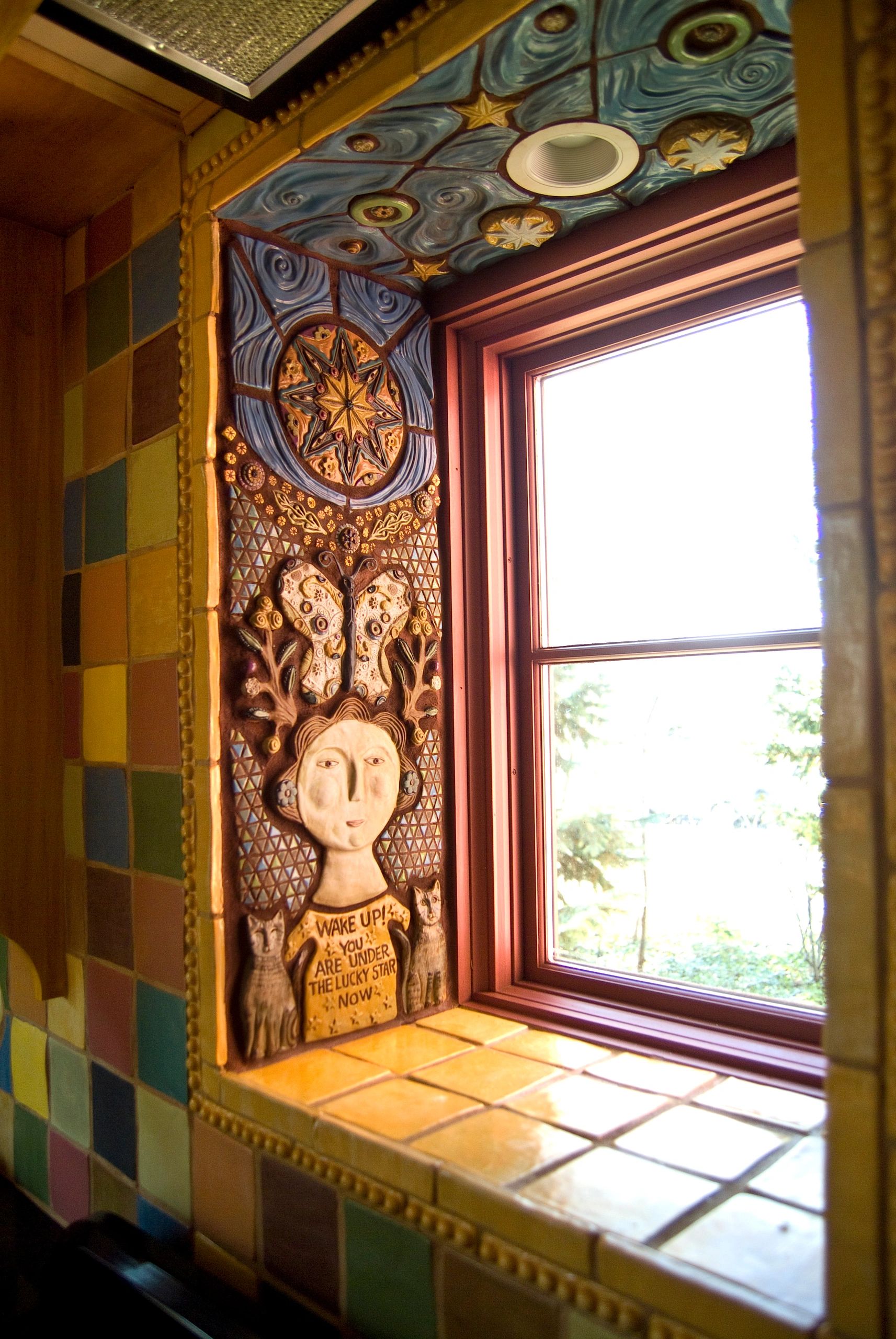 unique mosaic installed with kitchen tile.