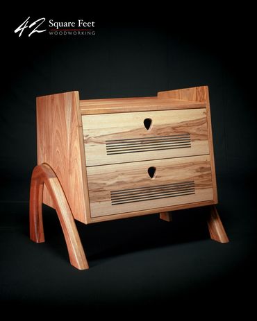 Mesa de cabeceira em madeira.