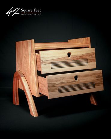 Mesa de cabeceira com gaveta.