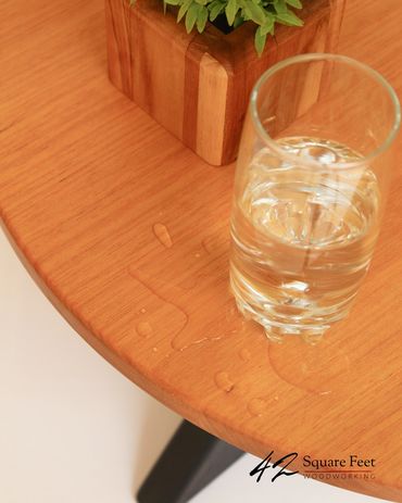 Mesa de centro em madeira maciça.