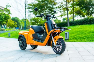 A heavy-duty three-wheeled cargo electric motorcycle