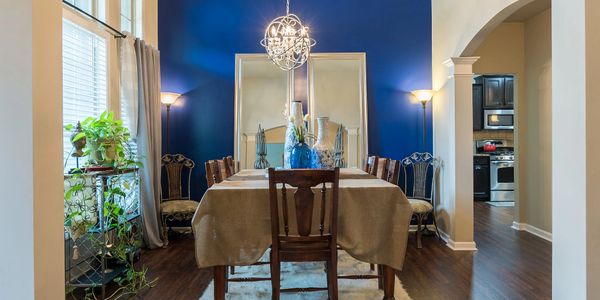 This Union City dining room has a blue accent wall that matches the blue accessories on the table.
