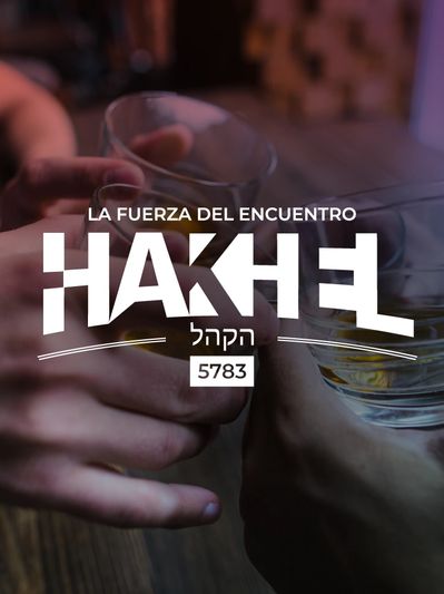 Dos personas brindando con copas de whisky.