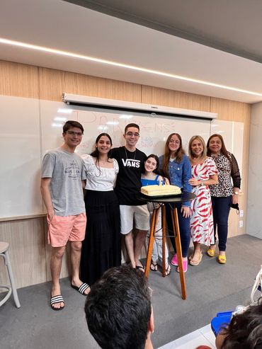 Aniversariantes com as professoras Raimunda Amazonas e professora Iracema.
