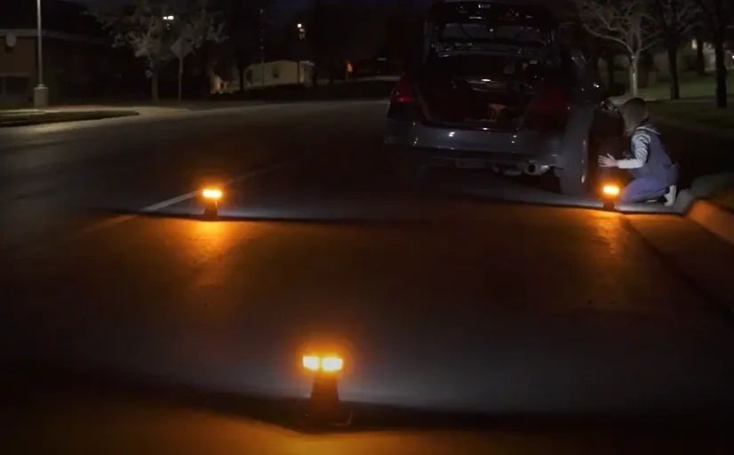 Always have a set of iZonus safety lights in your car. They could save your life. Recommend set of 3