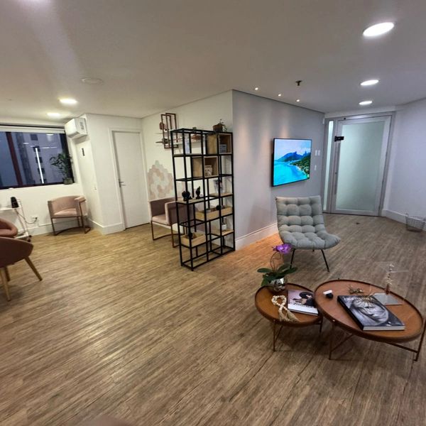 Sala de espera moderna e iluminada.