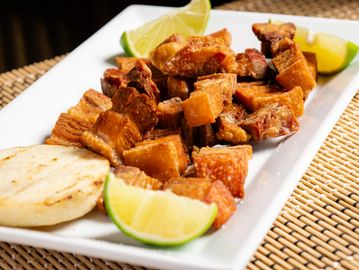 Chicharron Con Arepa