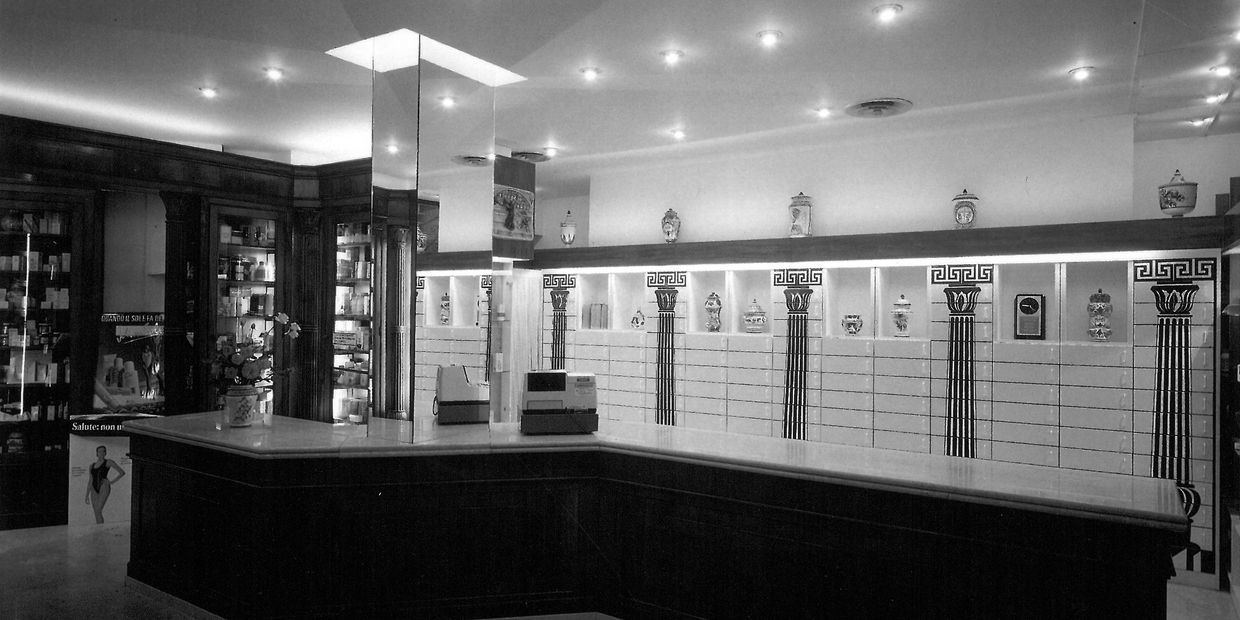 INTERNO DI UNA FARMACIA STORICA, BANCO VENDITA FARMACIA.