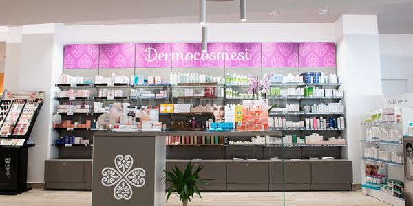 ESPOSITORE PRODOTTI COSMETICI IN FARMACIA