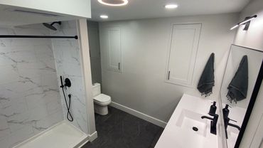 clean modern black and white bathroom