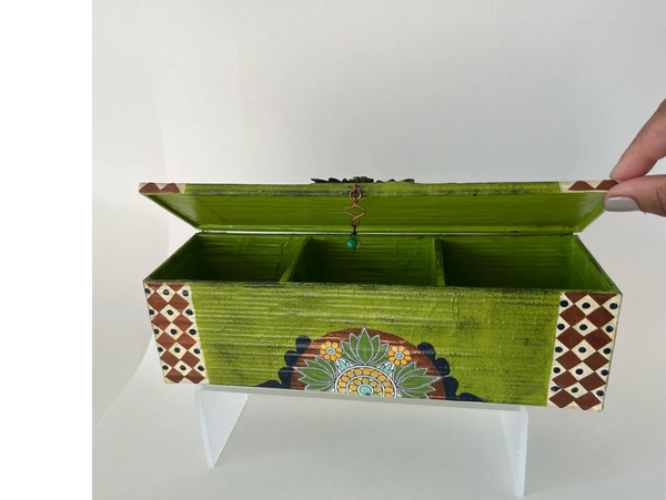 A beautifully hand crafted paper Tea Bage Organizer.
Dimensions 10"X3"X3"
