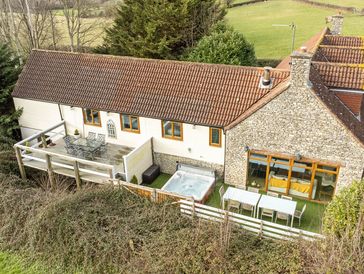 Large Holiday accommodation Bristol & Bath Hot Tub for stag and hen parties