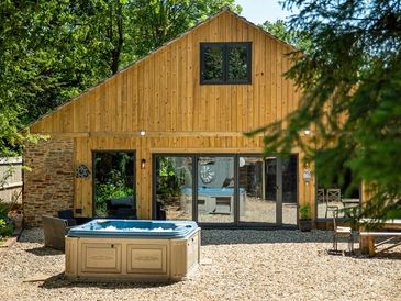 Holiday accommodation for stag and hen parties with hot tub in Bristol