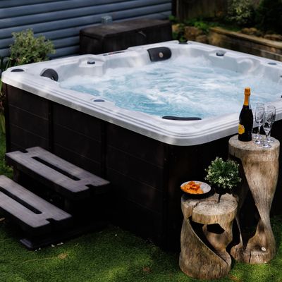 Luxury cabin with hot tub near Bristol