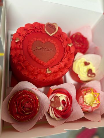 Love you mum, bento box with small cake and cupcakes