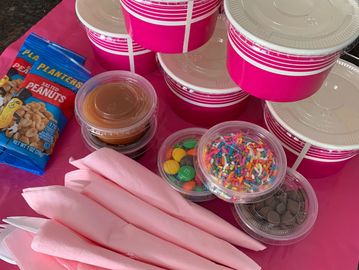 Bring the sundae bar home!
Each kit contains 5 individual cups with your choice of Leiby's ice cream