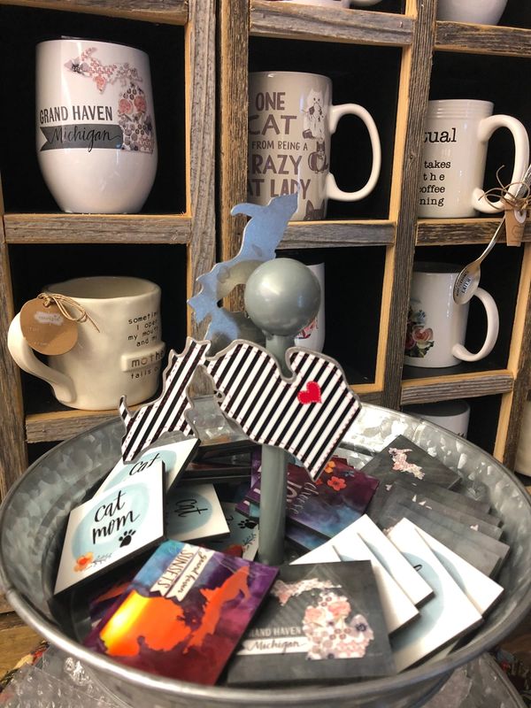 Image: of coffee mugs and assorted Michigan themed gifts