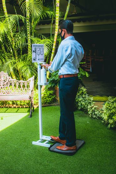 Hombre utilizando el despachador de gel Nuevas Soluciones