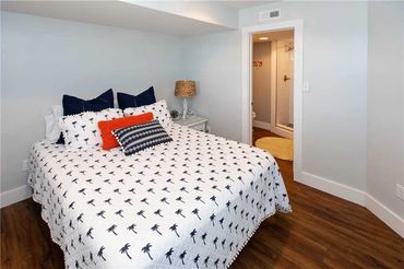 downstair bedroom- queen