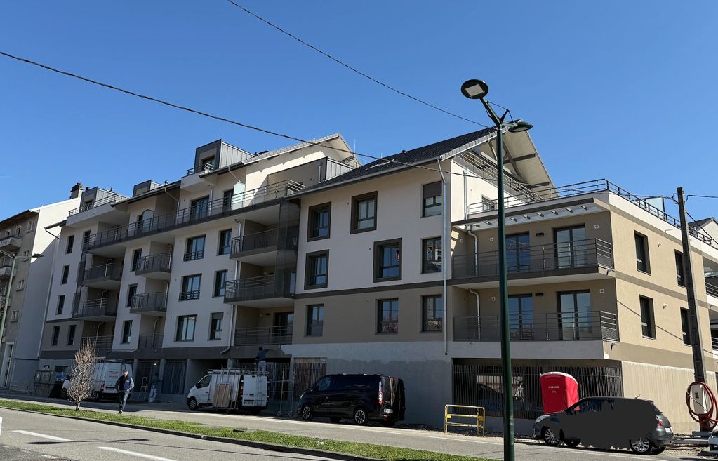 Immeuble moderne avec balcons et ciel bleu