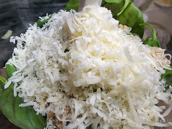 how to make pesto sauce, how to make pesto easy, how to make pesto basil, best pesto recipe,