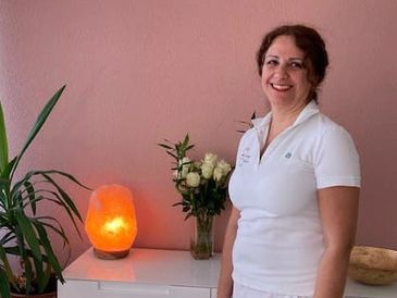 Maryam, massage and facial Therapist in Zurich. All rights reserved.