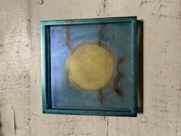 Square tray with a blue frame and a yellow circle with black wavy lines.