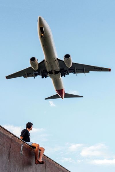 Homem olhando um avião