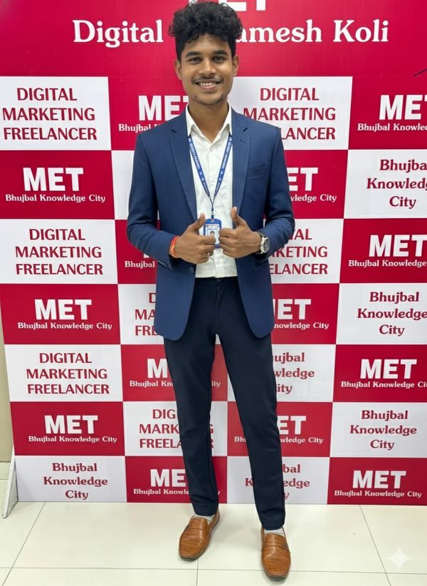 Young man in a blue suit smiling and giving thumbs up at a digital marketing event.