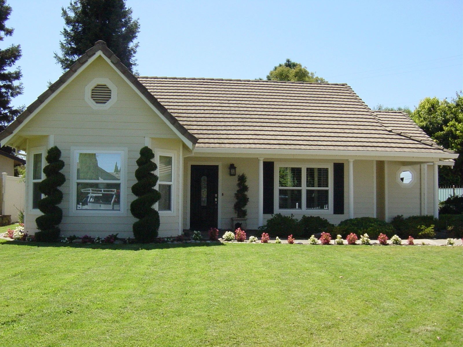 picture of a home with simonton windows installed.