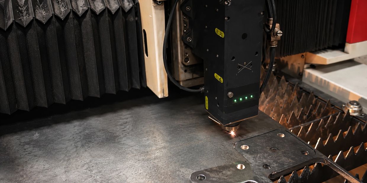 Máquina de corte láser CNC cortando una placa de acero
