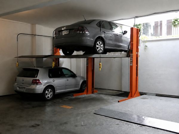 Elevador de estacionamiento terminado con dos vehículos