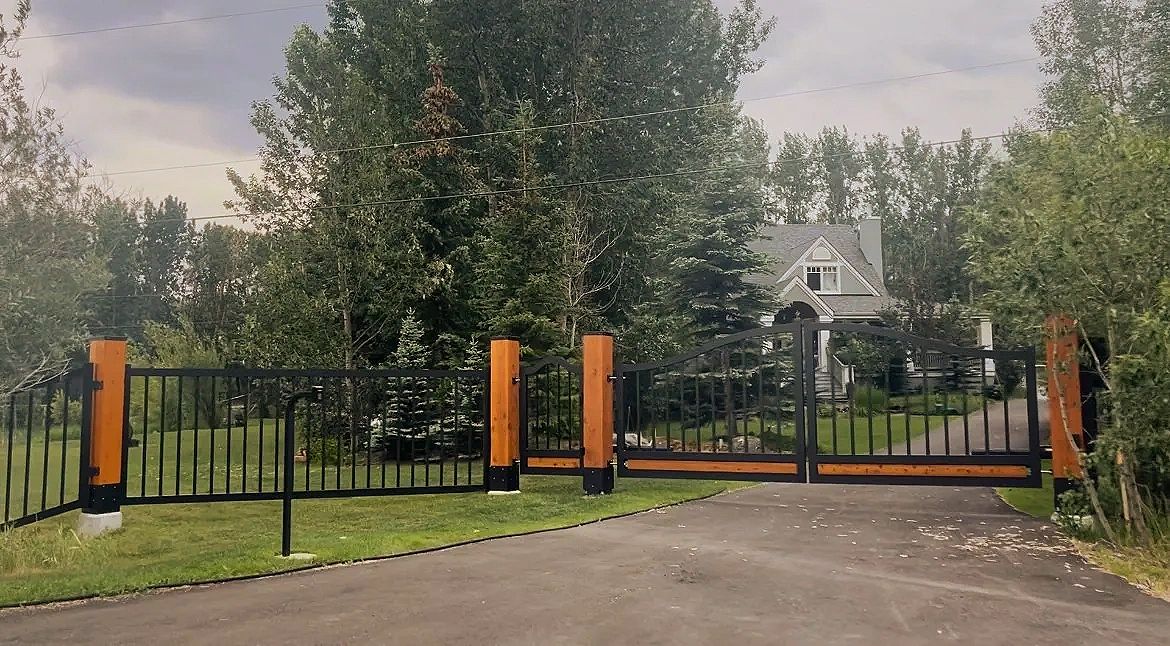 Driveway Gate & Security Fence with Solid Wood Timber Posts