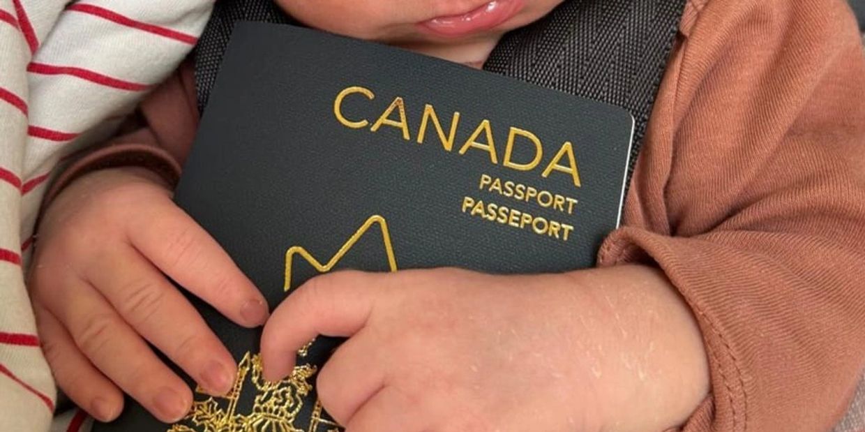 Bebek, Kanada pasaportunu tutuyor.