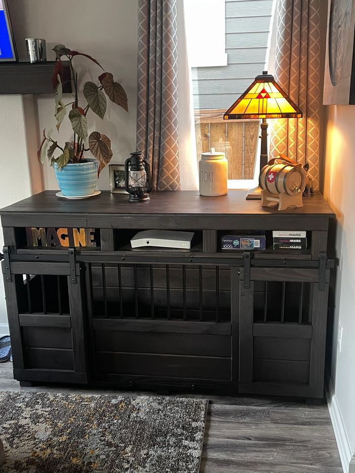 Medium Kennel
(60" W x 24" D x 36" H)
Barn Doors
3 Component Shelves
Kona Stain