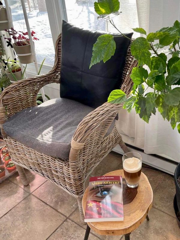 Paule , son livre et son café