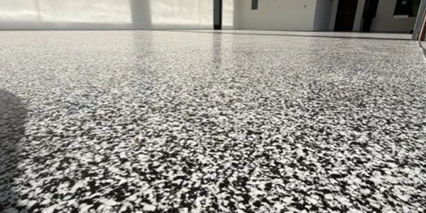 Piso con acabado granito en blanco y negro.