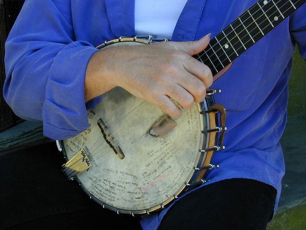 a man playing the benjo