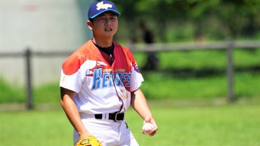 穿著帥氣棒球衣的男子