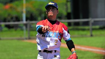 穿著帥氣棒球衣的男子