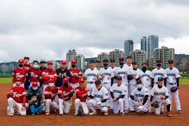 一群穿著帥氣棒球衣的男子