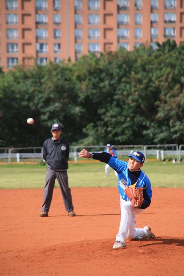 穿著帥氣棒球衣的男子