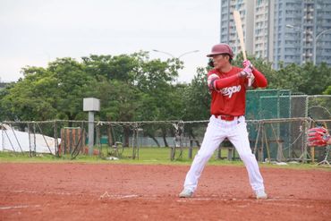 穿著帥氣棒球衣的男子