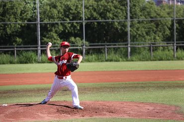 穿著帥氣棒球衣的男子