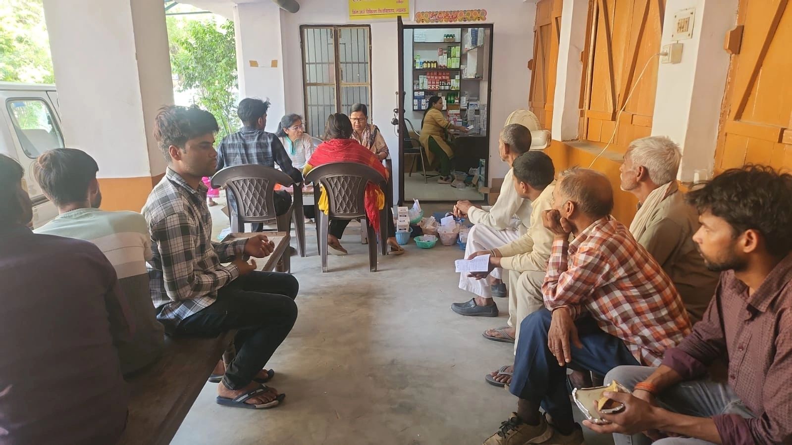 "हर ज़रूरतमंद को दवा मिले – हरिओम सेवा केंद्र का संकल्प।"